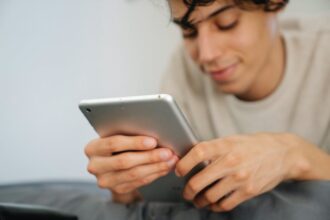 Access To Communication: Metro's Free Tablet Offer & Benefits