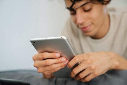 Access To Communication: Metro's Free Tablet Offer & Benefits